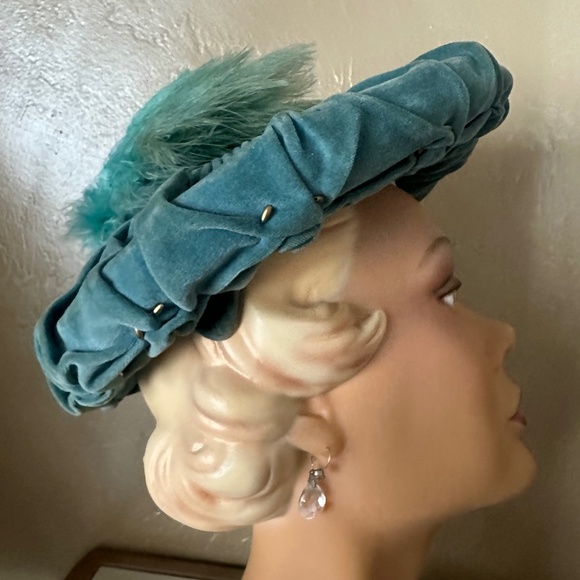 BEATIFUL 1950s\' TURQUOISE RUCHED VELOUR MUSHROOM HAT WITH COORDINATING FEATHERS main image 6